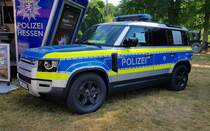 =Rover Defender der hessischen Landespolizei, eingesetzt beim Bürgerfest  200 Jahre Landkreis Fulda  auf dem Gelände von Schloß Fasanerie im Juni 2022
