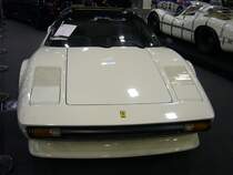 Ferrari 308 GTS, gebaut in Maranello von 1977 bis 1980. Der als Mittelmotor verbaute V8-Motor leistet 223 PS aus einem Hubraum von 2925 cm³. Von der Targaversion GTS setzte Ferrari während der vierjährigen Produktionszeit 3219 Fahrzeuge ab. Der gezeigte 308 GTS aus dem Jahr 1978, ist im Farbton bianco avus lackiert. Essen Motor Show am 06.12.2022.