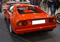 Heckansicht eines Ferrari 328 GTB. (G ran T urismo B erlinetta), gebaut in Maranello in den Jahren von 1985 bis 1989. Der Ferrari 328 erschien 1985 als Nachfolger des 308. Der V8-Motor leistet 271 PS aus einem Hubraum von 3185 cm³. Es wurden ca. 12.500 Einheiten des Modelles 328, das auch als Spider 328 GTS bestellt werden konnte, produziert. Der gezeigte Wagen ist in der wohl am häufigsten bestellten Farbe rosso corsa lackiert. Essen Motor Show am 06.12.2022.
