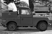Dieses kleine Flughafenfeuerwehrfahrzeug von Land Rover (Santana) ist im Museo del Aire ausgestellt. (Cuatro Vientos, November 2022)