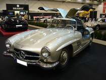 Mercedes Benz W198 I, gebaut in den Jahren von 1954 bis 1957. Über den, auch  Gullwing  genannten Wagen, wurde bereits soviel geschrieben, das ich mich hier mit den technischen Daten begnüge. Der Sechszylinderreihenmotor hat einen Hubraum von 2996 cm³ und leistet 215 PS, die dem Wagen, je nach bestellter Hinterradübersetzung, zu einer Höchstgeschwindigkeit von 220 km/h bis 250 km/h verhelfen. Essen Motor Show am 06.12.2022.