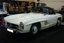 Mercedes Benz W198 II 300SL aus dem Jahr 1958. Dieses Roadster-Modell war der Nachfolger des legendären  Flügeltürers  W198 I und wurde von Februar 1957 bis Februar 1963 produziert. Der größte Teil der Produktion wurde in die USA exportiert. Angetrieben wird der Wagen von einem Sechszylinderreihenmotor, der aus einem Hubraum von 2996 cm³ 215 PS leistet. Je nach Übersetzung der Hinterachse, reicht diese Motorleistung für eine Höchstgeschwindigkeit zwischen 220 km/h und 250 km/h. Essen Motor Show am 06.12.2022.