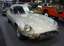 Jaguar E Type Series 3 Coupe aus dem Jahr 1972. Produziert wurde das Modell in den Jahren von 1971 bis 1974. Vorgestellt wurde das Modell auf dem Genfer Salon des Jahres 1961. Wie schon 13 Jahre zuvor, beim Jaguar XK120, stieß auch der E Type in der Fachpresse auf einhellige Begeisterung. Sowohl Cabriolet, als auch das FHC (F ixed H ead C oupe) genannte, geschlossene Modell waren sofort der Traumwagen der breiten, automobilen Masse. Der E Type wurde in drei Serien hergestellt. Die Serien 1 und 2 wurden von Sechszylinderreihenmotoren angetrieben. Die seit 1971 produzierte Series 3 war mit einem V12-Motor ausgerüstet, der aus einem Hubraum von 5343 cm³ 275 PS leistet. Essen Motor Show am 06.12.2022.