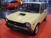 Autobianchi/Lancia A112 Abarth 70HP. Autobianchi war eine Tochtermarke des Fiat-Konzerns. Anfang Oktober 1969 erschien der Autobianchi A112 auf dem europäischen Markt. In Deutschland rollten erste Exemplare ab Februar 1970 zu den Händlern. Der A112 nahm den Fiat 127 technisch und konzeptionell vorweg und wurde zum erfolgreichsten Modell der Marke. Insgesamt stand er für volle 17 Jahre und sieben Bauserien in den Preislisten. Ab Ende 1977, mit der Serie IV, hießen die Fahrzeuge außerhalb Italiens Lancia A112. Serienmäßig hatte der  Kraftzwerg  A112 Abarth einen Vierzylinderreihenmotor mit einem Hubraum von 1049 cm³ und einer Leistung von 70 PS. Dieser cremefarbene 70HP verbrachte seine  Autojugend  in der kalabrischen Provinz Catanzaro. Essen Motor Show am 06.12.2022.