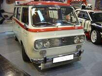Fiat 850 T Familiare, gebaut in den Jahren von 1965 bis 1977. Dieses Modell basierte, auf dem 1964 vorgestellten Kleinbus bzw. Kleintransporter 600 T. Er war als Kleinbus mit luxuriöserer Ausstattung ausgelegt. Der 850T Familiare wurde zwar 1965 auf der Frankfurter Automobilausstellung vorgestellt, stand ab nie im Programm der deutschen Fiat-Händler. Der im Heck verbaute, wassergekühlte Vierzylinderreihenmotor hat serienmäßig einen Hubraum von 903 cm³ und leistet 33 PS. Laut Beschreibung am Fahrzeug soll dieser Kleinbus aber auf eine Leistung von 70 PS kommen. Essen Motor Show am 06.12.2022.