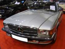 Mercedes Benz R107 500SL. Dieser R107 500SL wurde im Juni 1986 erstmalig zugelassen. Er ist im Farbton astralsilbermetallic lackiert. Der V8-Motor hat einen Hubraum von 4939 cm³ und leistet 245 PS. Essen Motor Show am 06.12.2022.