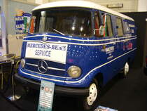 Mercedes Benz L319. Auf der Basis eines ehemaligen Feuerwehrfahrzeuges aus dem Jahr 1964 wurde die Replica eines Mercedes Benz Kundendienst-Service-Fahrzeuges aufgebaut. Die Baureihe L319 war der erste leichte Lieferwagen/Transporter der Daimler Benz AG nach WW2. Der leichte LKW wurde auf der IAA des Jahres 1955 vorgestellt und ab 1956 ausgeliefert. Die Produktion endete erst im Jahr 1968. Er war wahlweise mit einem Vierzylinderreihendieselmotor mit 1767 cm³ Hubraum und 43 PS oder einem Vierzylinderreihenbenzinmotor mit 1897 cm³ Hubraum und 65 PS lieferbar. Der abgelichtete L319 ist ein Leicht-LKW mit Benzinmotor. Essen Motor Show am 06.12.2022.