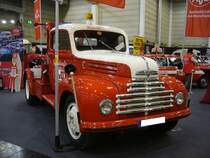 Ford FK3500 Abschleppwagen aus dem Jahr 1954. Nach dem Ende von WW2 stellten die Kölner Ford-Werke erst einmal wieder die LKW-Modelle Ford V bzw. Rhein V her. Im Jahr 1951 kamen, die im amerikanischen Stil der 1940´er Jahre gestylten, LKW auf den Markt. Die Modelle waren als FK2000, FK3000 und FK3500 lieferbar. Motorisiert ist dieser Abschleppwagen mit einem Sechszylinderdieselreihenmotor des US-amerikanischen Motorenherstellers Hercules. Dieser Motor hat einen Hubraum von 4080 cm³ und leistet 94 PS. Essen Motor Show am 06.12.2022.