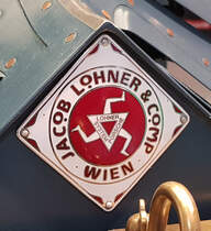 =Frontemblem des Lohner Porsche Mixte, Erstzulassung 1901, 4 Zyl.-Motor mit 5507 ccm, 28 PS, gesehen im Museum  fahr(T)raum - Ferdinand Porsche  in Mattsee/Österreich im Juni 2022