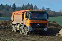 Mercedes Benz Actros, ist mit einer neuen Ladung an der Sammelstelle angekommen. 12.2022