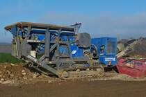 Brecheranlage Kleemann Mobicat MC 100 R aufgenommen an einem Sammelplatz für Erdaushub. 12.2022