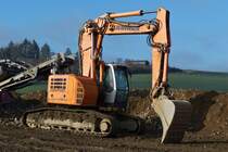 Raupenbagger Liebherr 924 Compact, steht neben der Brecheranlage am Sammelplatz. 12.2022