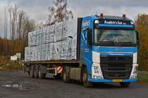 Volvo FH Sattelzug, aufgenommen  während einer kurzen Rast an einer Ausweichstelle neben der Straße.12.2022