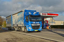 Daf Hängerzug, fährt nahe einer Tankstelle an mir vorbei. 12.2022