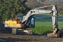 Hydraulik Bagger Volvo EC 240 CL aufgenommen nahe einer Baustelle. 12.2022