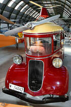 Ein Kuriosum im Museo del Aire in Cuatro Vientos ist dieser Autogiro  Viena Capellanes  aus dem Jahr 1935. Dieses Lieferfahrzeug in der Gestalt des Tragschraubers wurde vom spanischen Ingenieur und Luftfahrtpionier Juan de la Cierva auf Basis des British Singer Popular 9HP erschaffen und diente viele Jahre als Werbeträger. (November 2022)