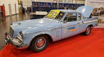 Studebaker Hawk Coupe aus dem Jahr 1961. Im Jahr 1961 verkaufte die Marke aus South Bend/Indiana genau 3340 Autos dieses Typs. Der Basispreis lag bei US$ 2677,00. Das Modell war wahlweise mit einem Sechszylinderreihenmotor mit einem Hubraum von 2779 cm³ und einer Leistung von 114 PS oder einem V8-Motor mit einem Hubraum von 4737 cm³ und 210 PS lieferbar. Essen Motor Show am 06.12.2022. 