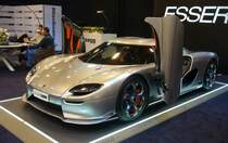 Koenigsegg CC850. Die Firma Koenigsegg wurde im Jahr 1994 von ihrem gleichnamigen Besitzer im schwedischen Ängelholm gegründet und baut als seit dem Jahr 2000 als Manufaktur hochwertige Sportwagen. Das Modell CC850 ist erst das zweite, ich nenne es mal,  Serienmodell . Der V8-Motor mit zwei Turboladern und einem Hubraum von 5.0 Litern kann bis zu 1385 PS mobilisieren. Essen Motor Show am 06.12.2022.