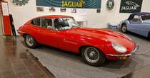 Jaguar E Type Series 2 Coupe. Dieses Series 2 Coupe im Farbton carmenred wurde im Jahr 1970 erstmalig zugelassen. Gebaut wurden die Series 2 E Types von 1966 bis 1971 in Coventry. Die Series 2 Fahrzeuge lösten bereits 1964 die Series 1 Modelle ab. Erst 1966 wurde der Roadster durch ein 2+2 sitziges Coupe-Modell ergänzt. Technisch wurde der Sechszylinderreihenmotor auf einen Hubraum von 4235 cm³ aufgebohrt. Die Motorleistung von 269 PS gegenüber dem Series 1 Modell änderte sich allerdings nicht. Essen Motor Show am 06.12.2022.