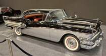 Buick Special 40 Riviera Hardtop Coupe aus dem Jahr 1958. Die Modellreihe Special 40 war im Modelljahr 1958 das Basismodell im Verkaufsprogramm von Buick. Ein solches, zweitüriges, Coupe in der Farbkombination carlsbad black/silver mist war ab US$ 2744,00 zu bekommen und verkaufte sich 1958 34.903 mal. Unter der Motorhaube verrichtet ein V8-Motor mit einem Hubraum von 5962 cm³ und einer Leistung von 250 PS seine Arbeit. Essen Motor Show am 06.12.2022.