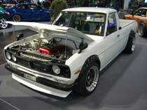 Datsun B120 1200 UTE aus dem Jahr 1976. Dieser Datsun ist von seinem Besitzer ziemlich veredelt worden. Der Kühlergrill nebst den Doppelscheinwerfern stammt vom Nissan Skyline 2000 GT-R. Auch der Motor stammt vom Skyline 2000 GT-R und leistet mittels eines Garret-Turboladers ca. 350 PS. Essen Motor Show am 06.12.2022.