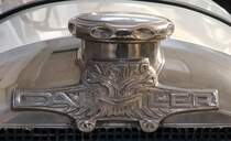 =Kühlerverschluss vom Hans Stuck ADM-R Rennwagen, Bj. 1929, 2998 ccm, 100 PS, 150 km/h, steht im Museum  fahr(T)raum - Ferdinand Porsche  in Mattsee/Österreich, Juni 202