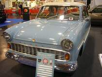 Ford G13 Taunus 12M der vierten Serie, gebaut in den Jahren von 1959 bis 1962. Der im Volksmund  Streifentaunus  genannte 12M der vierten Serie, basierte auf dem bereits 1952 vorgestellten  Weltkugeltaunus . Lieferbar war dieses Modell mit zwei Vierzylinderreihenmotoren: 1172 cm³ Hubraum mit 38 PS oder 1498 cm³ mit 55 PS. Essen Motor Show am 06.12.2022.