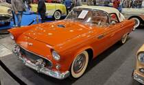 Ford Thunderbird des Modelljahres 1957 in der Farbkombination flame red/colonial white. Der am 07.09.1955 vorgestellte Thunderbird wurde in seiner Urform mit kleinen jährlichen  Facelifts  bis 1957 gebaut. Alle Thunderbird`s wurden serienmäßig mit einem Hardtopdach ausgeliefert. Nur im Modelljahr 1957 hatte das Hardtopdach ein Bullauge im Hardtopdach. Ein Viskoseverdeck war nur gegen Aufpreis erhältlich. Der V8-Motor mit einem Hubraum von 4783 cm³ leistet 193 PS. Der Grundpreis lag bei 2.944,00 US$. Essen Motor Show am 06.12.2022.