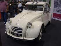 Citroen 2CV aus dem Jahr 1965. Die 2CV, wir sagen gerne Ente, wurde in seiner Urform bereits 1949 vorgestellt. Mit etlichen optischen und technischen Veränderungen wurde das Modell bis 1990 produziert. Aufgrund ihres Baujahres müsste diese 2CV noch mit dem gebläsegekühlten Zweizylinderboxermotor ausgerüstet sein, der aus einem Hubraum von 425 cm³ 16 PS leistet. Essen Motor Show am 06.12.2022.