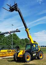 =JCB AGRPLUS steht auf einer der Austellungsflächen beim Bürgerfest  200 Jahre Landkreis Fulda  auf dem Gelände von Schloß Fasanerie im Juni 2022