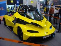 KTM X-Bow GT-XR. Näher als mit einem KTM X-BOW GT-XR kommt man mit einem straßenzugelassenen Fahrzeug nicht an einen reinrassigen Rennwagen heran. Interessant ist der Einstieg in diese Fahrmaschine. Das Dach schließt mittels eines so genannten  Jetfighter-Canopy . Angetrieben wird das 1250 Kilogramm-Auto von einem Fünfzylindermotor mit Turboaufladung aus dem Hause Audi. Dieser  Fünfender  hat einen Hubraum von 2480 cm³ und leistet 500 PS. Die Höchstgeschwindigkeit geben die österreichischen Hersteller mit 280 km/h. Allerdings soll der Wagen im Schnitt nur 9,1 Liter Superbenzin auf 100 Kilometer verbrauchen. Er ist ab sofort zu einem Kaufpreis von € 339.000,00 bestellbar. Essen Motor Show am 06.12.2022.