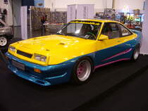 Aufgepimpter Opel Manta B. Es handelt sich um den Original-Manta aus dem Kultfilm Manta Manta, der im Jahr 1991 mit Til Schweiger und Tina Ruland in den Hauptrollen anlief. Essen Motor Show am 06.12.2022.