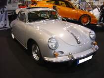 Porsche 356B 1600 Super 75 Coupe. Das abgelichtete Coupe stammt aus dem Modelljahr 196. Der luftgekühlte Vierzylinderboxermotor hat einen Hubraum von 1582 cm³ und leistet 75 PS. Das Porsche-Werk gab die Höchstgeschwindigkeit damals mit 175 km/h und den Verbrauch mit 11 Litern Superbenzin auf 100 Kilometern an. Bis Juli 1960 kostete das Vergnügen, ein solch schickes Coupe zu fahren, noch DM 14.500,00. Danach erhöhte sich der Preis auf DM 15.300,00. Essen Motor Show am 06.12.2022.