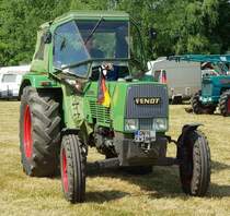 =Fendt Favorit rollt über das Ausstellungsgelände beim Köhlerfest in Bad Orb, 06-2022