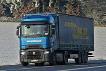 Renault Sattelzug mit einem Walter Auflieger, fährt durch eine mit Raureif überzogene Landschaft im Norden von Luxemburg. 12.2022