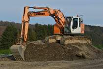 Liebherr 924 Compakt Raupenbagger, wartet auf die Rückkehr des LKW’s um diesen zu beladen. 12.2022