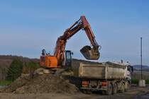 MAN TGS 41.440 Kipper wird von einem Raupenbagger Liebherr 924 Compact beladen. 12.2022