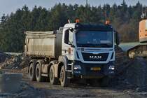 MAN TGS 41.440 Kipper, steht zum Beladen an der Sammelstelle bereit.