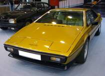 Lotus Esprit Series 2 2.2 Litre. Der Lotus Esprit wurde von 1976 bis 2003 in vier Serien gebaut. Hier wurde ein Esprit der Series 2 2.2 Litre, aus den Jahren 1980/1981 abgelichtet. Der als Mittelmotor verbaute Vierzylinderreihenmotor hat einen Hubraum von 2174 ccm³ und leistet 160 PS. Die Höchstgeschwindigkeit der  Flunder  wurde mit genau 200 km/h vom Werk angegeben. Essen Motor Show am 06.12.2022.