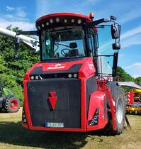 =Holmer Terra Variant 435 Gülletrac des Lohnunternehmens HERRLICH steht auf einer der Austellungsflächen beim Bürgerfest  200 Jahre Landkreis Fulda  auf dem Gelände von Schloß Fasanerie im Juni 2022