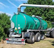 =Kumm KTD 28 Pumptankwagen des Lohnunternehmens HERRLICH,  steht auf einer der Austellungsflächen beim Bürgerfest  200 Jahre Landkreis Fulda  auf dem Gelände von Schloß Fasanerie im Juni 2022