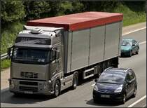 In der Hoffnung das durch den Wechsel von Sonne und Wolken und dem starken Wind sich fotogene Wolkenmassen �ber typisch sauerl�nder Landschaft entwickelt wurde die Autobahnbr�cke bei L�denscheid-S�d aufgesucht... Das warten wurde mit dem ablichten dieses VOLVO FH 480PS  JUBIL�UMSEDITION 80 JAHRE 1927 - 2007  etwas verk�rzt...