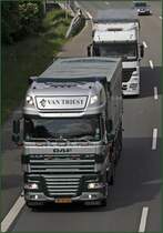 VAN TRIEST Veevoeders hat sich seit der Gr�ndung im Jahr 1954 auf den An- und Verkauf von Kraft- und Rauhfutter spezialisiert. VAN TRIEST ist das Bindeglied zwischen Lieferant und Abnehmer. Es werden z.B f�r die Landwirtschaft Biertreber (gekeimte Gerste), R�benschnitzel, Kartoffelschnibbel (von der Kartoffelindustrie) oder Maissilage transportiert. Im Bild der DAF XF105.510SCC  SuperSpaceCab . Gru� an den Fahrer;-)
