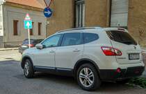 Rückansicht: Nissan Qashqai +2. Die Aufnahme stammt von Juni, 2021.