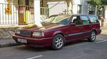 Volvo 850 kombi in Turbo Red. Die Aufnahme stammt von Juni, 2021.