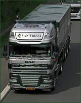 VAN TRIEST Veevoeders hat einen Fuhrpark von ca. 6 Lkw&acute;s. 1x Scania R620, 3x weitere Scania&acute;s R500 bzw. R480 und 1x DAF XF105 und einen DAF XF95 (Laut anderen Bildern m�sste das der aktuelle Fuhrpark sein, k�nnte aber auch schon wieder anders aussehen). Im Bild DAF XF105.510SCC  SuperSpaceCab . (26.05.2009)