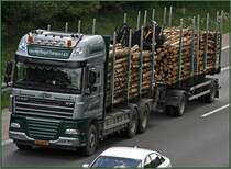 Dieser DAF XF105.510SCC  SuperSpaceCab  der VAN DEN NAGEL TRANSPORT B.V. hat Holz (vermutl. im Sauer- oder Siegerland) geladen und ist in Richtung Ruhrgebiet unterwegs. Die  Forstwirtschaft Van den Nagel  ist 1986 mit einer Motors�ge ins Forstgesch�ft eingestiegen. Heute besch�ftigt das Unternehmen 18 Mitarbeiter mit modernen Maschinen, zwei Harvester und zwei Forwarder. Van den Nagel ist unter anderem f�r die gr��te S�gerei in den Niederlanden t�tig. Das Holz wird zu Abnehmern in den BeNeLux und Deutschland bef�rdert. VAN DEN NAGEL Transport B.V. setzt 4 Lkw&acute;s vom Typ DAF XF105.510SCC (Holztransporter u. Sattelzugmaschine mit Schwerlastauflieger f�r die Erntemaschinen, DAF XF105SC (Langholztransporter) und einen Volvo FH (Holztransporter).
