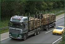 Dieser DAF XF105.510SCC  SuperSpaceCab  der VAN DEN NAGEL TRANSPORT B.V. wird bei L�descheid-S�d von einem gelben Ferrari �berhollt. (26.05.2009)