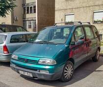 Peugeot 806 in der Farbe Vert Izmir, gesehen in Juni, 2021.