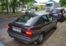 Rückansicht: Opel Vectra A Schrägheck / Liftback in Bordeaux Red. Foto: Juni, 2021.